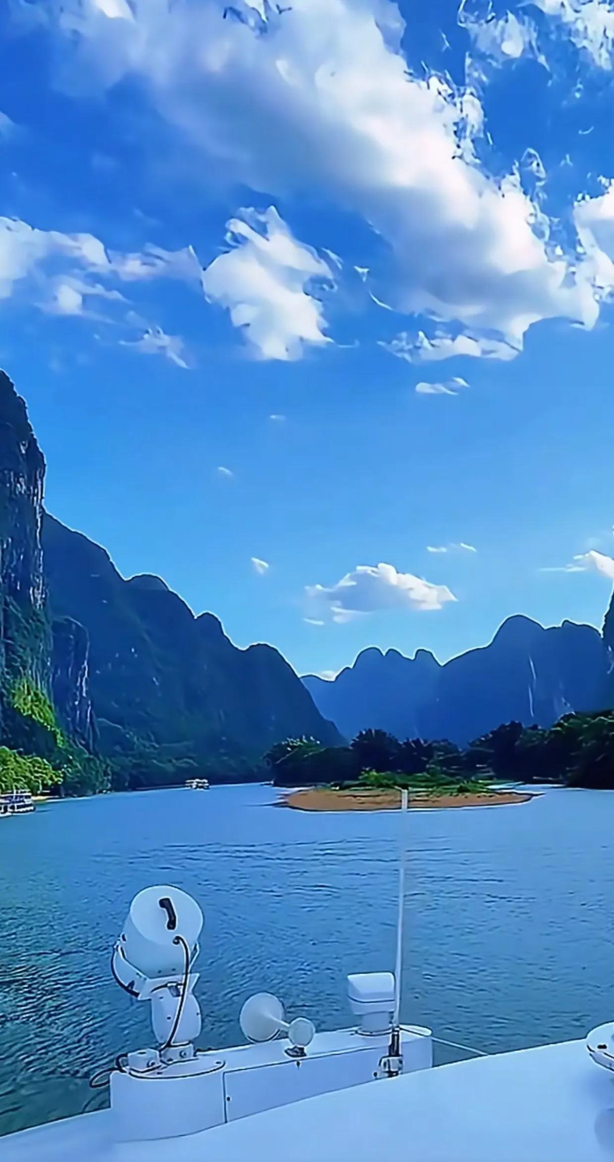 碧波荡漾，青山如黛，白云悠悠，诗意盎然。心随景动，心灵归宿，宁静之美。山水风景无