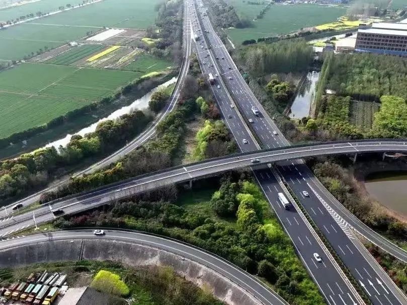 江苏是有钱全省免收高速公路车辆救援服务拖车、吊车费用。之前拖车费的基价