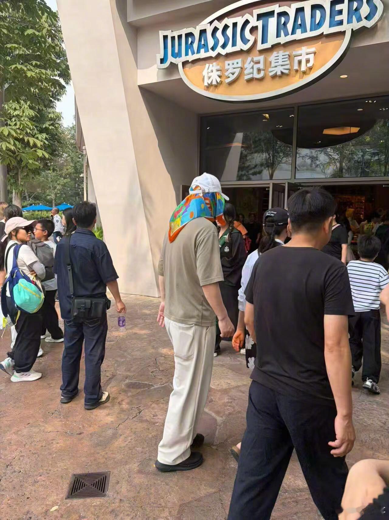 陈建斌现身环球影城，网友锐评：“环环：四郎你终于来看我了”[笑着哭]​​​