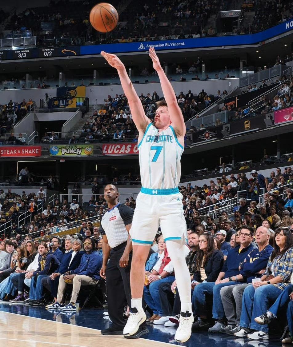 黄蜂赢了，大腿伤了。黄蜂7人得分上双1120:105拆解魔术；乍看魔术战绩东部