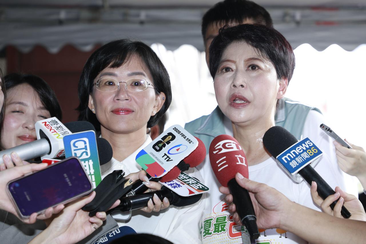 跟苏巧慧合体卖芒果，陈亭妃叫嚣：不靠“中国”影响绿营新北市长参选人苏巧慧今与同