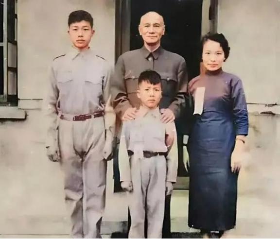 1953年，蒋介石得知戴笠的儿子被枪毙后，命令毛人凤把戴笠的后人接到了台湾。等到