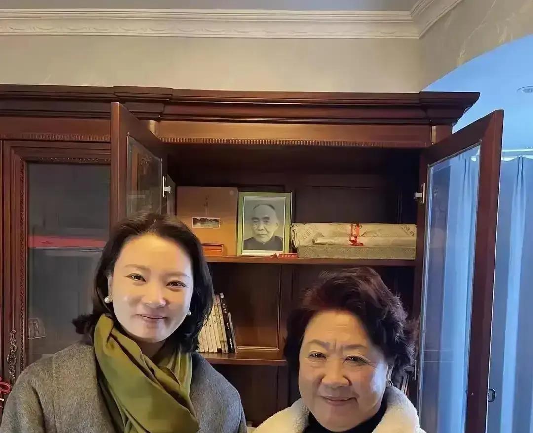 顶奢官宣第3天，他竟被实名举报品牌广告刚铺满机场，徐莺的举报信就冲上热搜。