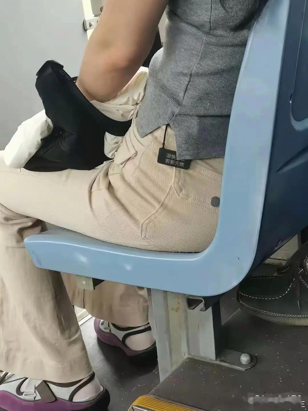 她是怎么做到不尴尬的