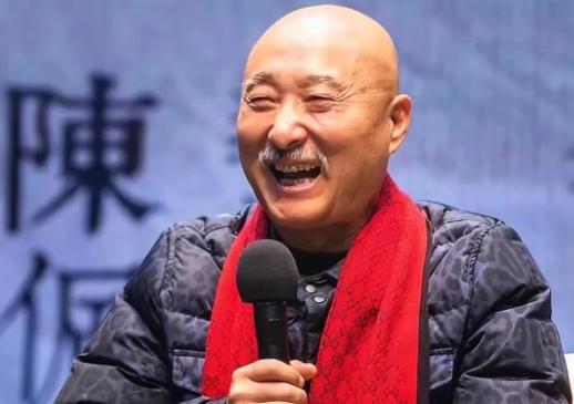 主持人问陈佩斯：“你爱人为什么从来没有露脸，出现在大家的面前？”陈佩斯