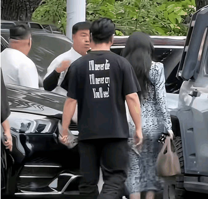 汪峰，好继父！6月17日，汪峰和森林北出现在北京顺义海嘉国际双语学校校门口，两口