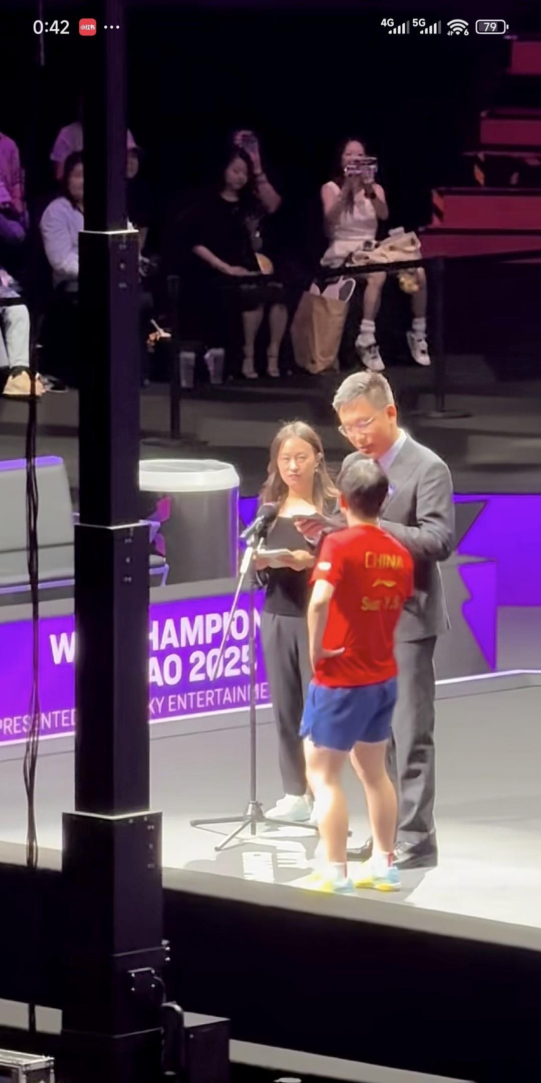迪亚兹对莎莎是真爱吧比赛输了也舍不得离场反而就坐在莎莎采访的正面安安静静的