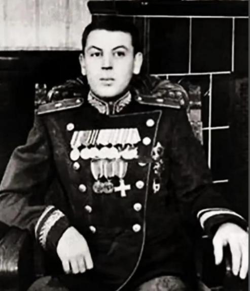 1953年3月5日，苏联铁腕领袖斯大林去世。仅仅21天后，失去斯大林庇护的儿子瓦