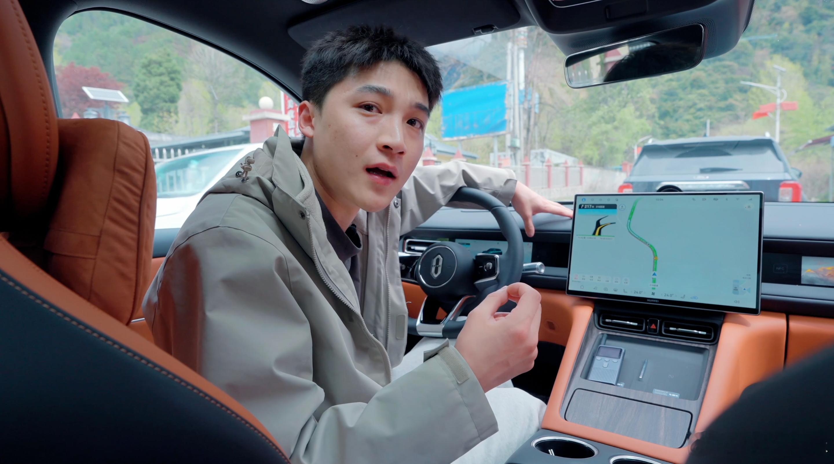 问界M6动态评测首发开高速最烦啥？噪音！我现车跑到120km/h，跟副驾说话基本