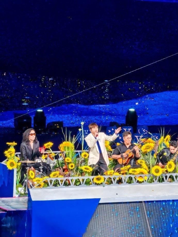 张杰你们是在和我讲相声吗鸟巢414张杰现场太顶了！星空下唱《过云雨》，真的浪漫又