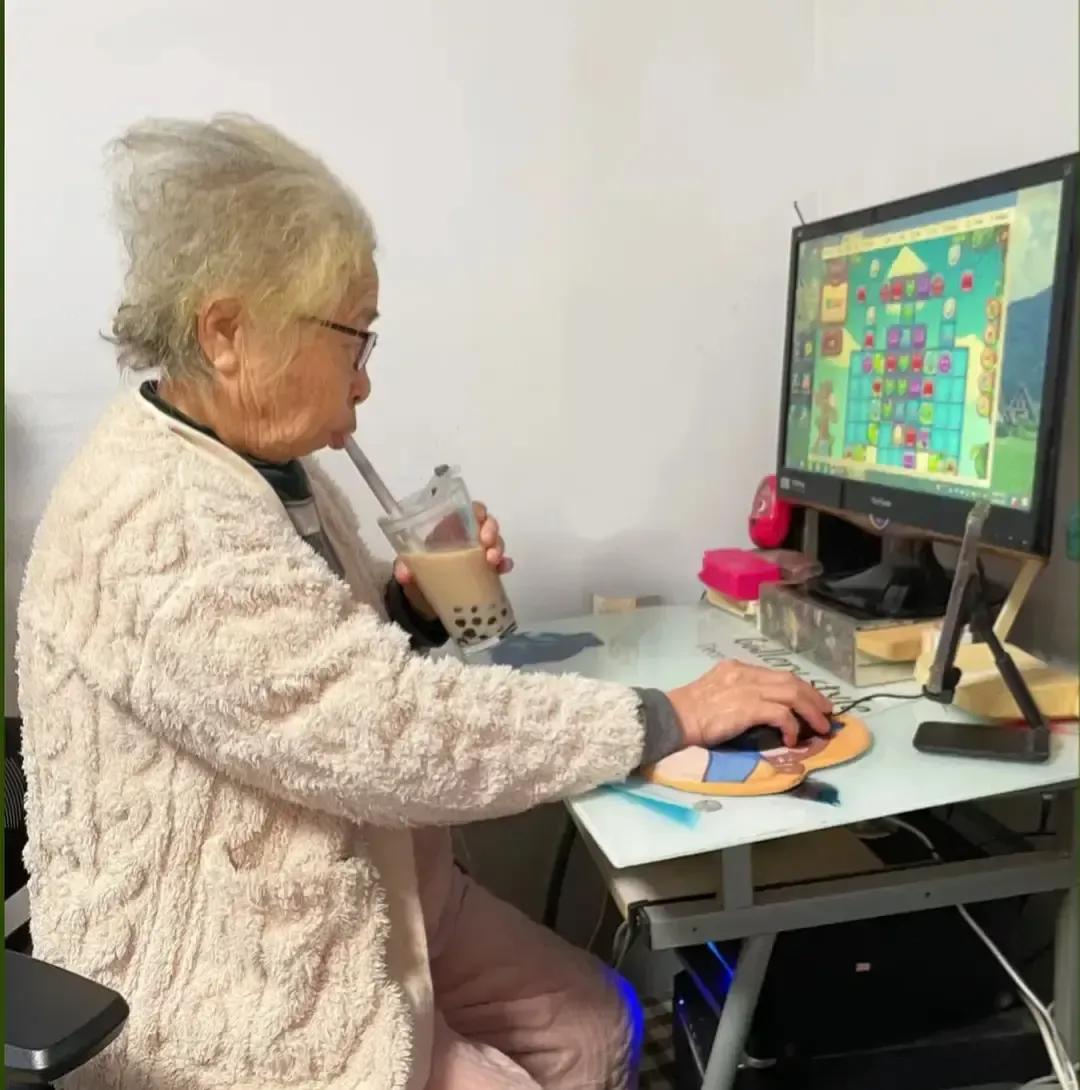 91岁姥姥凌晨在梦里悄悄关机，家人早上去叫早，发现被窝还暖，人已经没气。前几天她