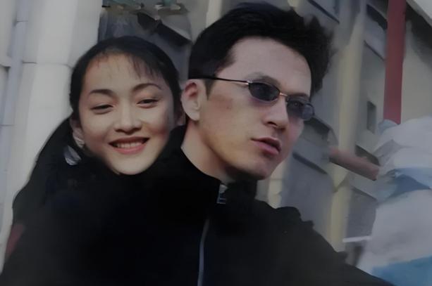 2010年7月5日，周迅前男友贾宏声趁父母不注意，从14层一跃而下，父母跑下楼时