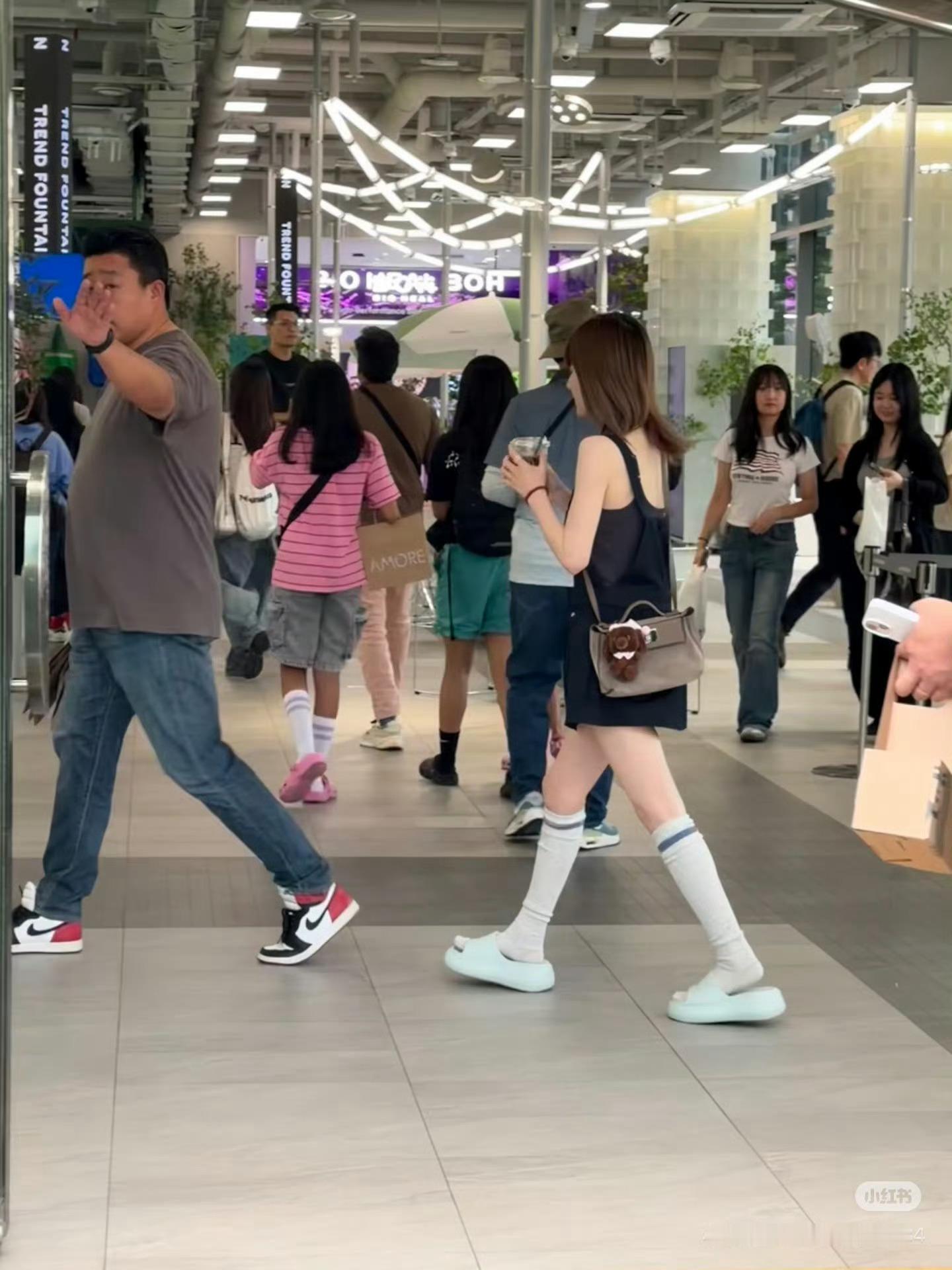 网友🇰🇷偶遇赵露思，这套衣服同款目测又会卖断货