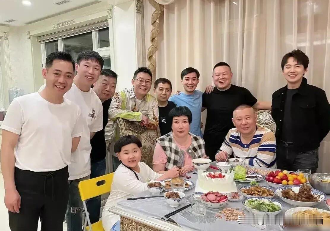 这张大合影里一眼就看到了郭德纲，郭麒麟规规矩矩地站在父亲旁边，没有和同门师兄弟