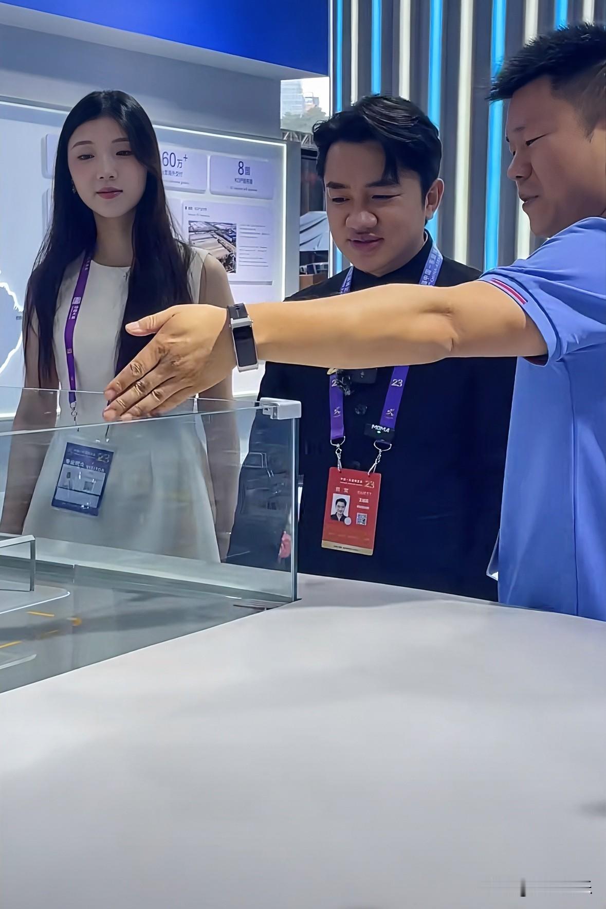 近距离拍到王祖蓝，这脸看着一言难尽南宁东盟博览会现场拍到王祖蓝，站在展台边上听工作人员讲解。原相机无