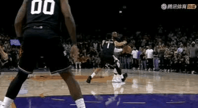 不喜欢詹姆斯的球迷还在说这球没有犯规，难道这些球迷没有看比赛吗？这球太阳都已经挑