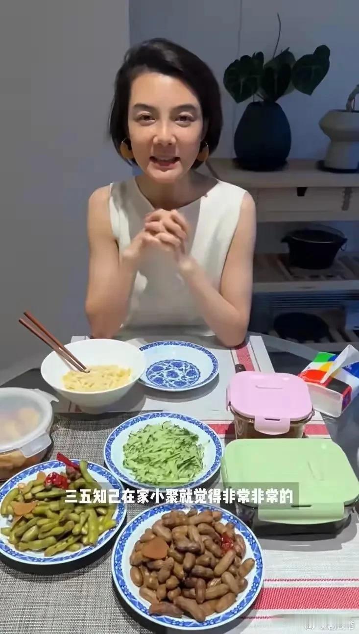 43岁的车晓在北京别墅里过生日，菜品竟然全是素菜。她就请了俩闺蜜，桌上摆的菜特别