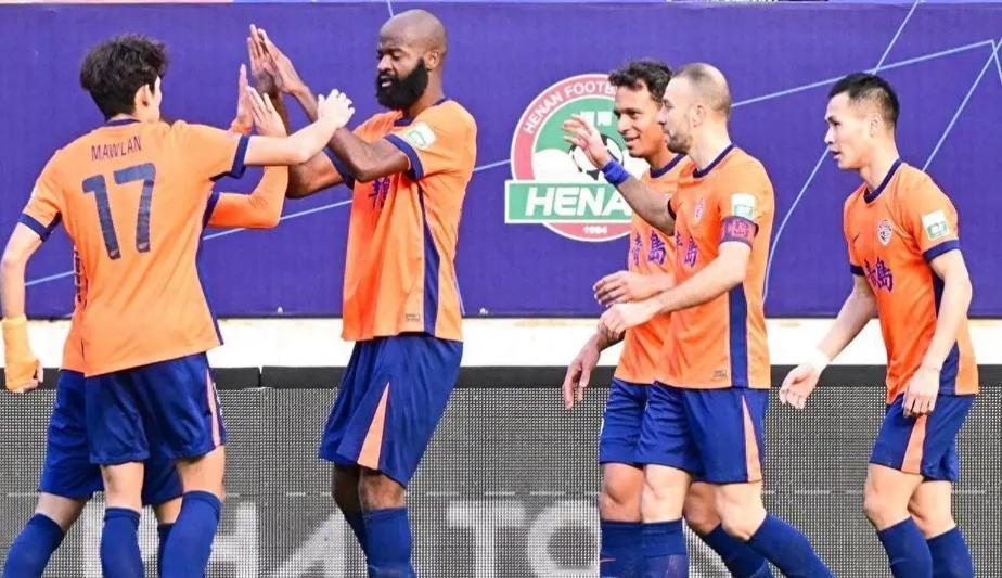 大结局！长春亚泰降级了！今天下午结束的青岛海牛与武汉三镇的比赛中，青岛海牛1-