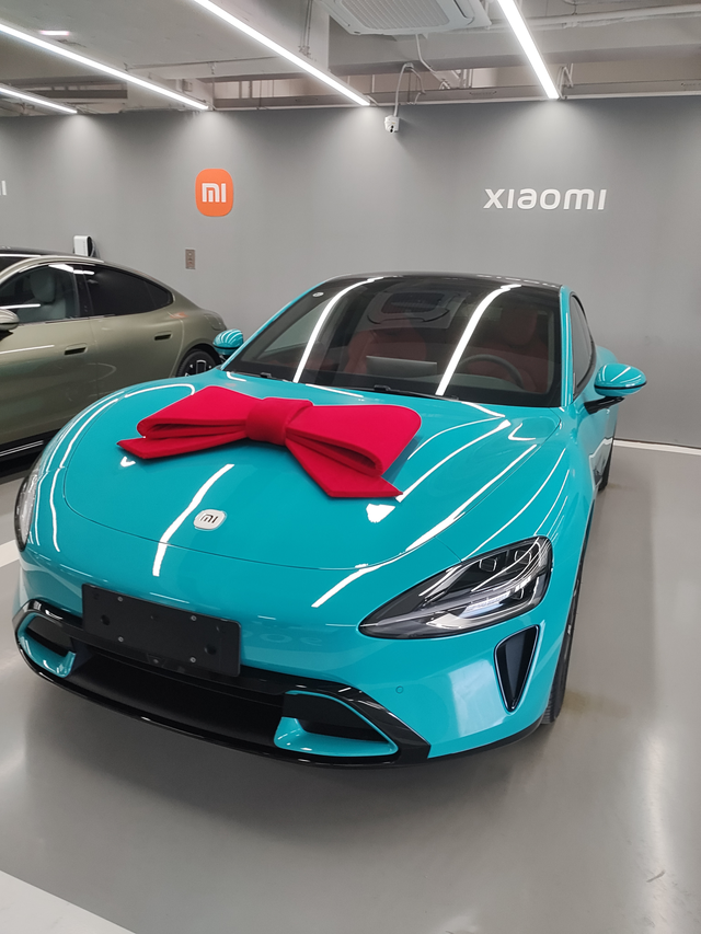 小米su7很香提车快一个月啦，标准版顺延只用了两个半月哈哈～之前开的油车，开了