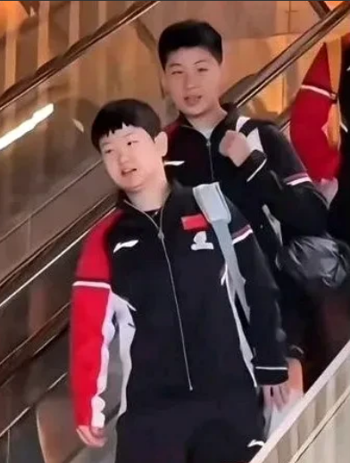 莎莎身后的小男孩是谁？这次横滨冠军赛，大家发现莎莎的陪练佳佳没有来，取而代之的是