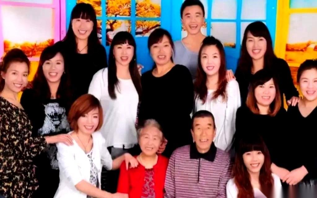 山西那场婚礼上，11个姐姐穿着带编号的红T恤，站成一排。她们笑着，凑了32万，给