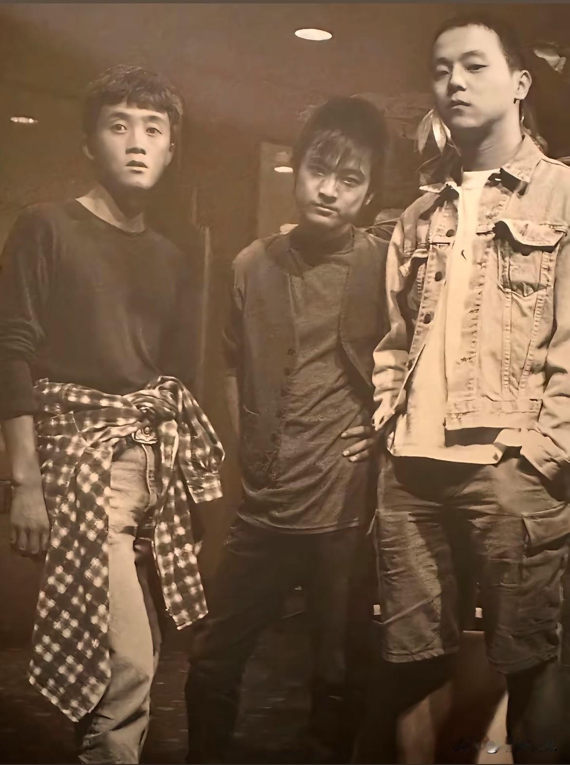 这张照片（图一）摄于1994年12月的香港红磡体育馆后台，魔岩唱片旗下的窦唯、张