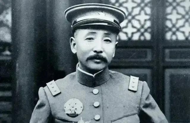 张作霖去视察东北军，遇到一个偷懒的士兵，正躲在树林里，用钢盔当锅炖野鸡肉，张作霖