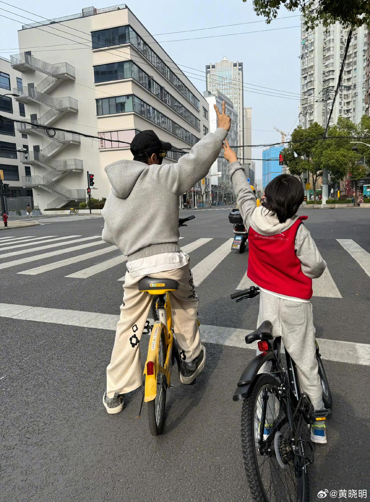 黄晓明：小海绵，今天阳光这么好，咱们爷俩就在公园绿道上好好骑两圈，活动活动筋骨。