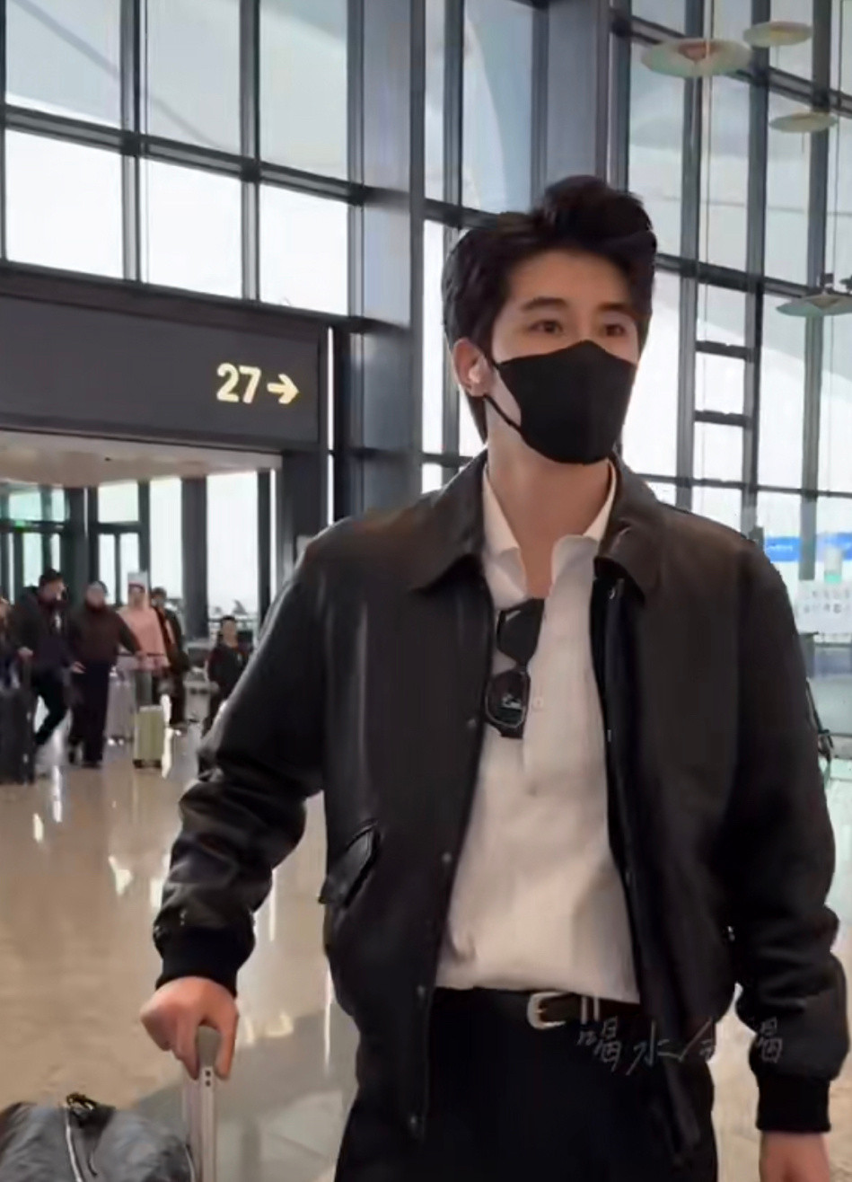 林枫松机场路透！还以为硬帅届来新人了哈哈哈哈，身材比例真的好
