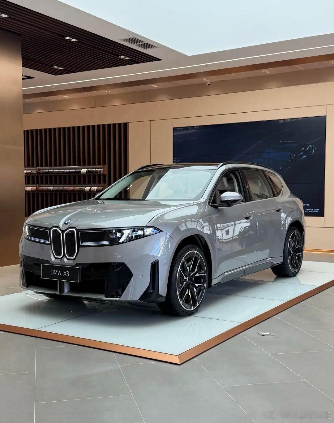 宝马新世代iX3预售订单破2万，有点意思。没展车、没试驾，全国超500家门店“卖图片”，消费者靠产品