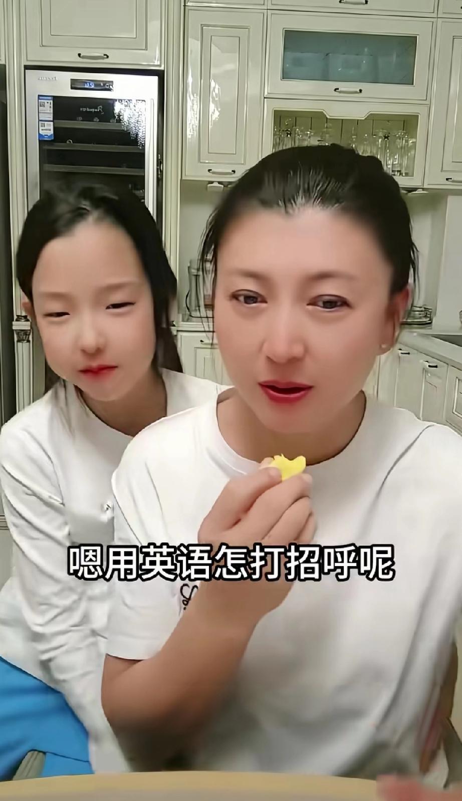 直播翻车？闫学晶一句话让全网炸锅！女儿眼睛小怎么了！闫学晶直播调侃女儿眼睛