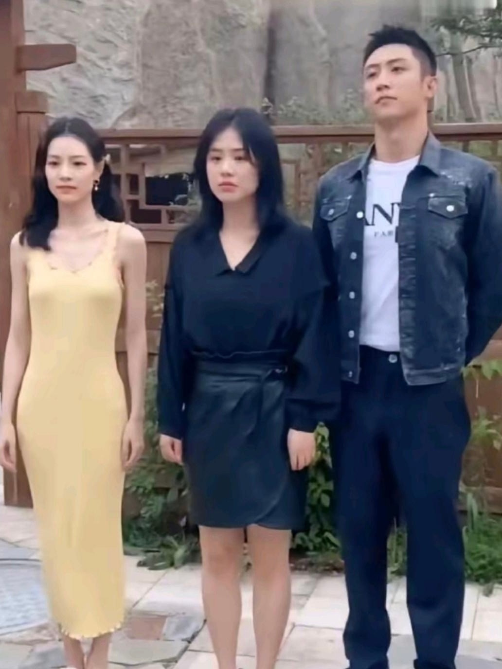 我觉得马思纯才是正常女生的身材。马思纯把球衣穿成了夏日高定