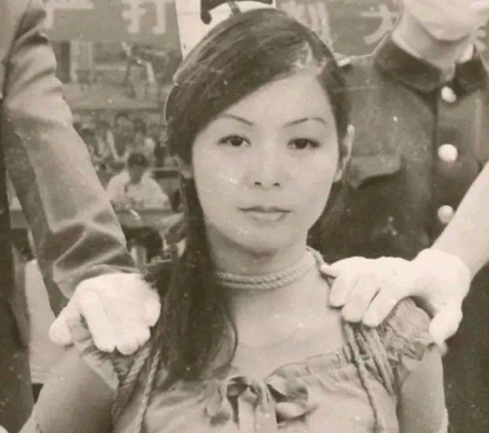 1983年，年仅25岁的“女流氓”瞿曼霞跪在刑场等待被枪决，行刑前她突然对着天空