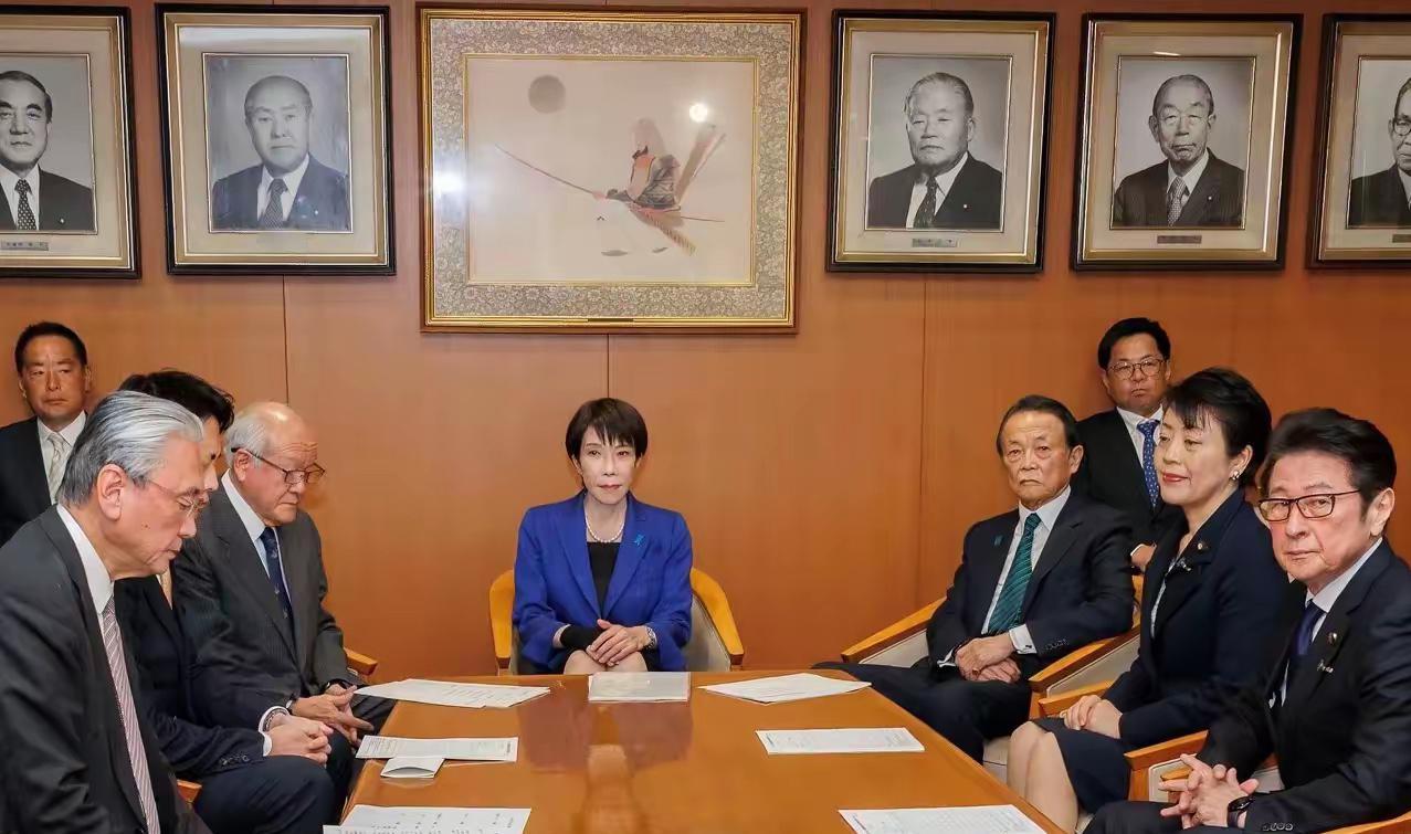 高市早苗辞职！当地时间2月18日上午，高市早苗内阁召开会议，宣布集体辞职。下午