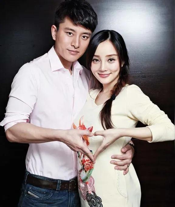 《贾乃亮李小璐合体，复婚传闻再起？真相究竟如何！》五一假期，霍思燕、杜江带着