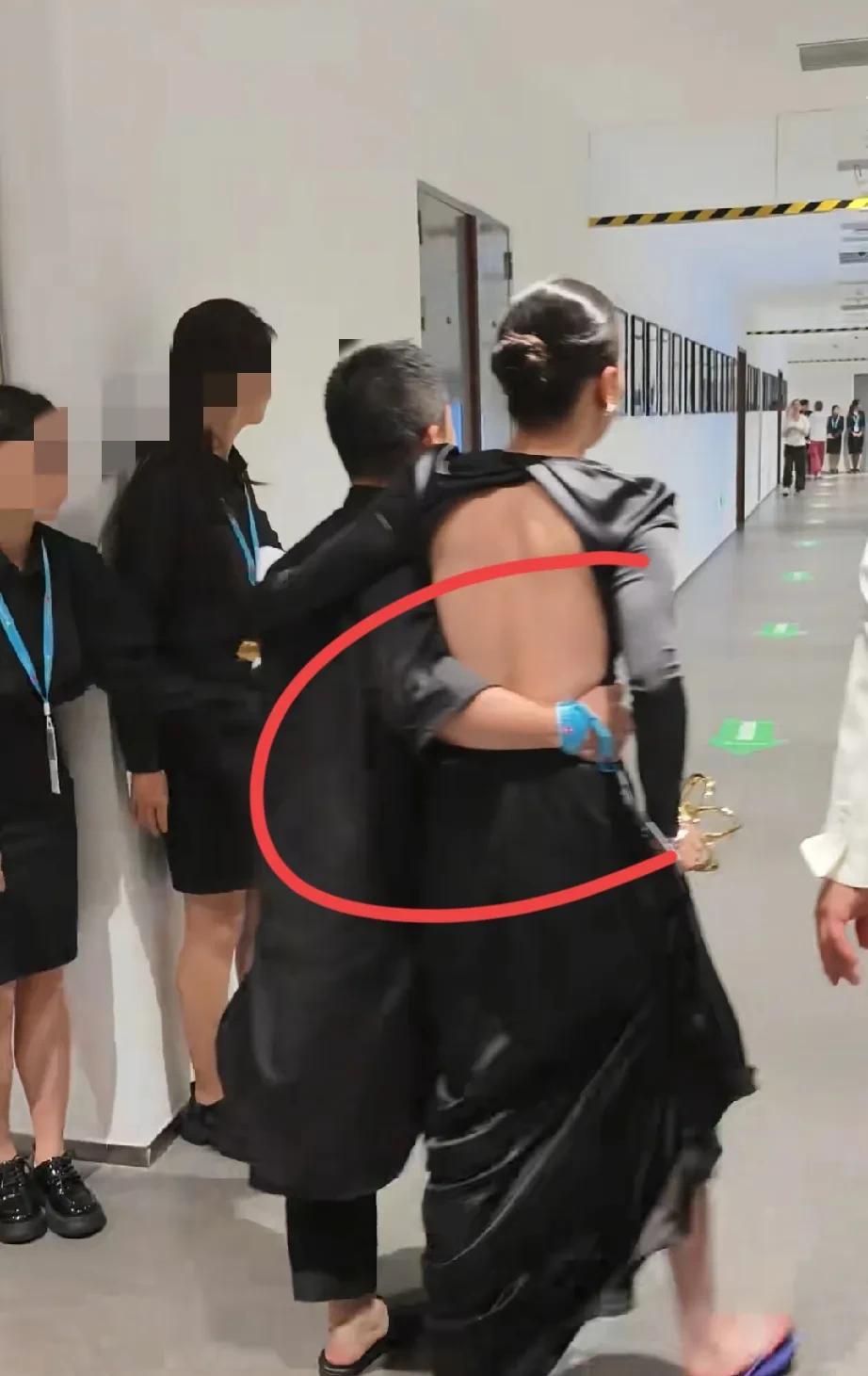 那谁，把手撒开我女神的腰!宋佳被一男子搂腰走路的视频引起热议!这男的是谁？如此