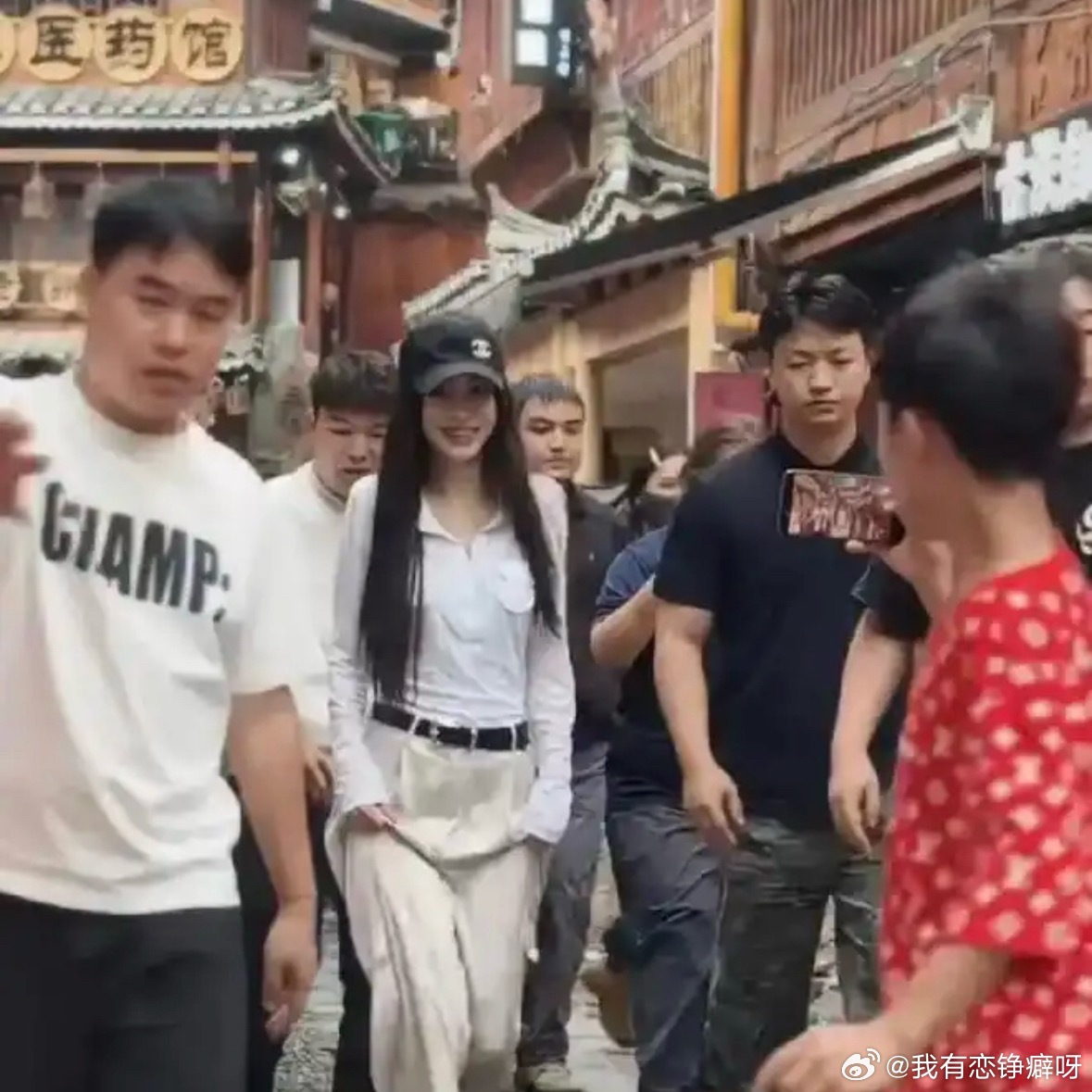 偶遇37岁杨颖在苗寨，样子有点变化，事业换了跑道她还剩啥？