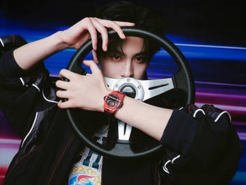 田栩宁身着JUUN.J复古拉链夹克，内搭个性印花上衣，脚踩JimmyChoo运