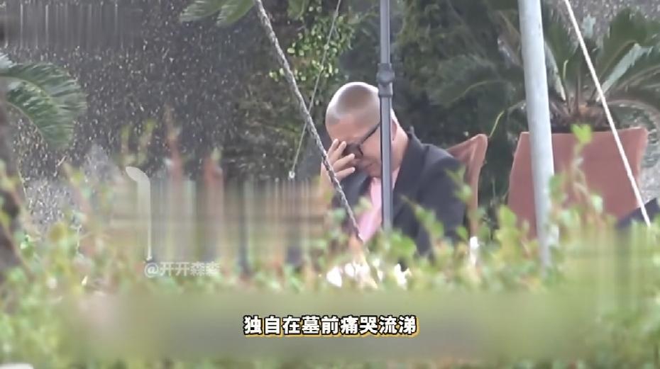 具俊晔又在大S墓前痛哭流涕了，你说他每天这样哭什么？新闻说大S50岁冥诞，具