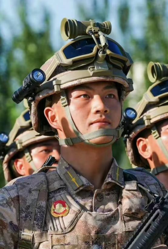 泪目了！汶川地震那个被救小男孩，以空降兵少尉身份参加阅兵！  “是他，是当