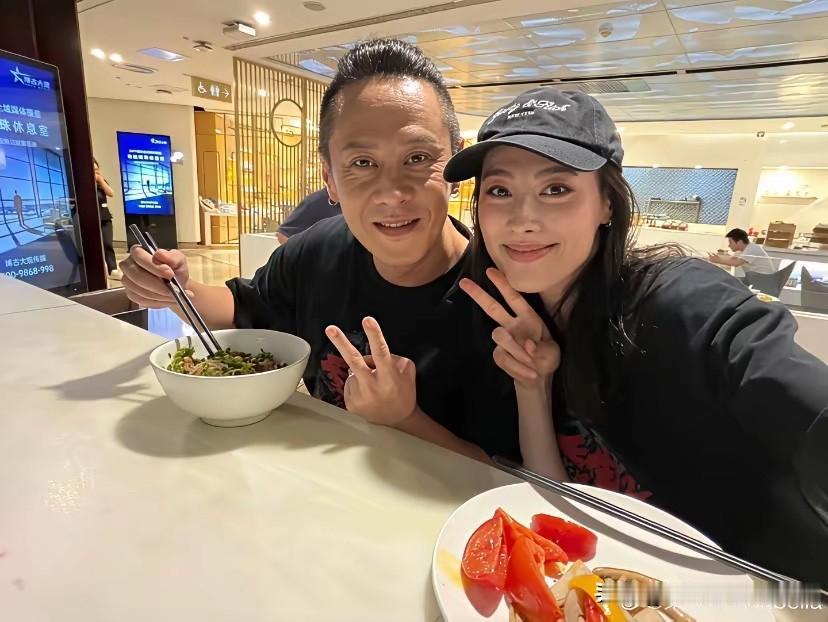 实话实说，有点不理解她，颜值那么高找一个那么普通的老公！