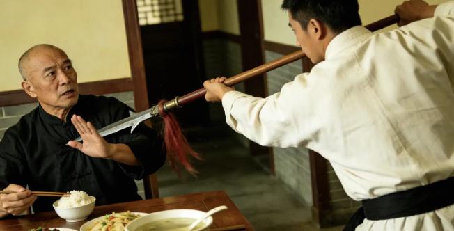 清雍正年间，江苏无锡武术大师范龙友正在吃饭。谁料，徒弟王贵突然手持长矛向他前胸刺