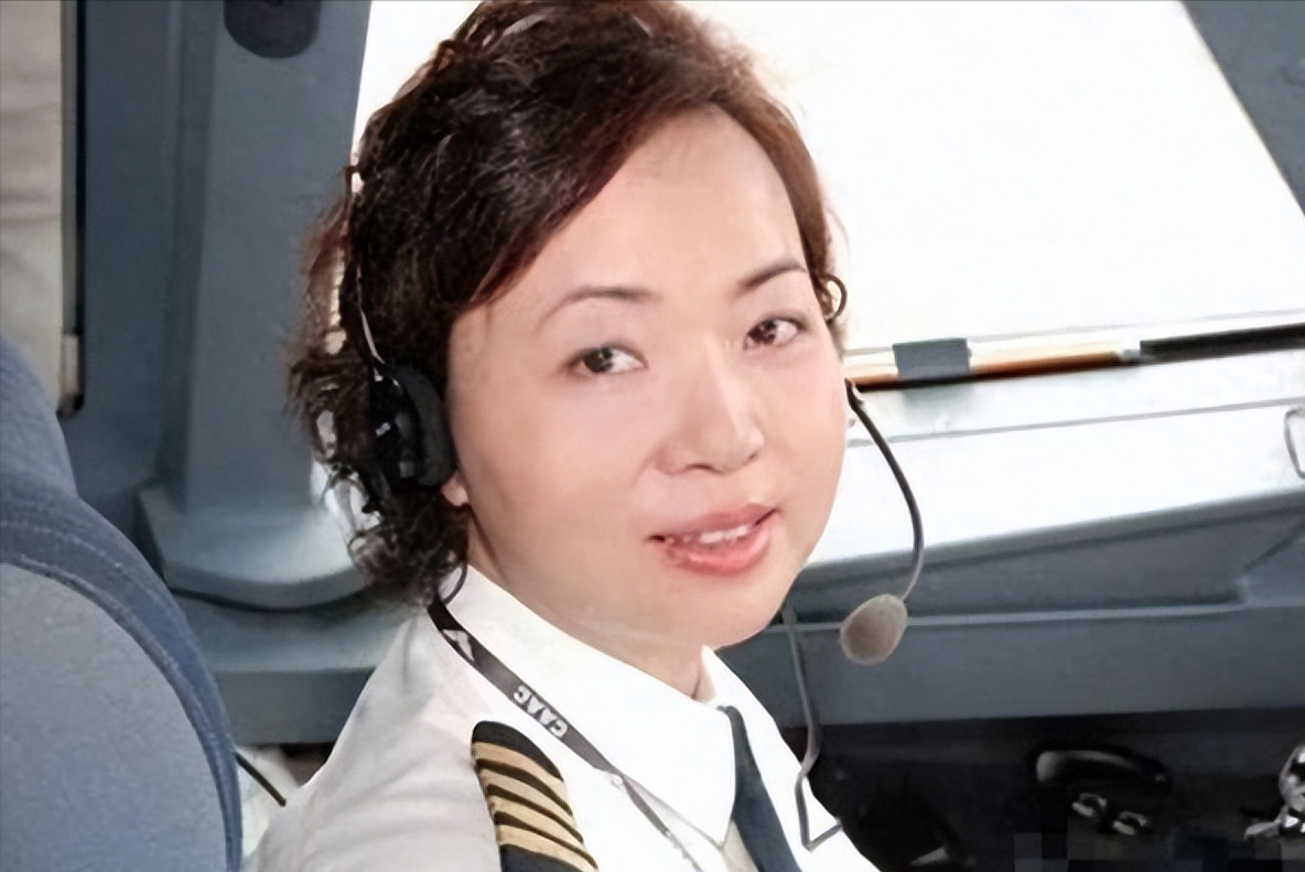 王牌女飞行员刘宇环：退役后遭多家航空公司疯抢，身价一路飙升，最终成为国内最贵民航女机长，这位从军营走