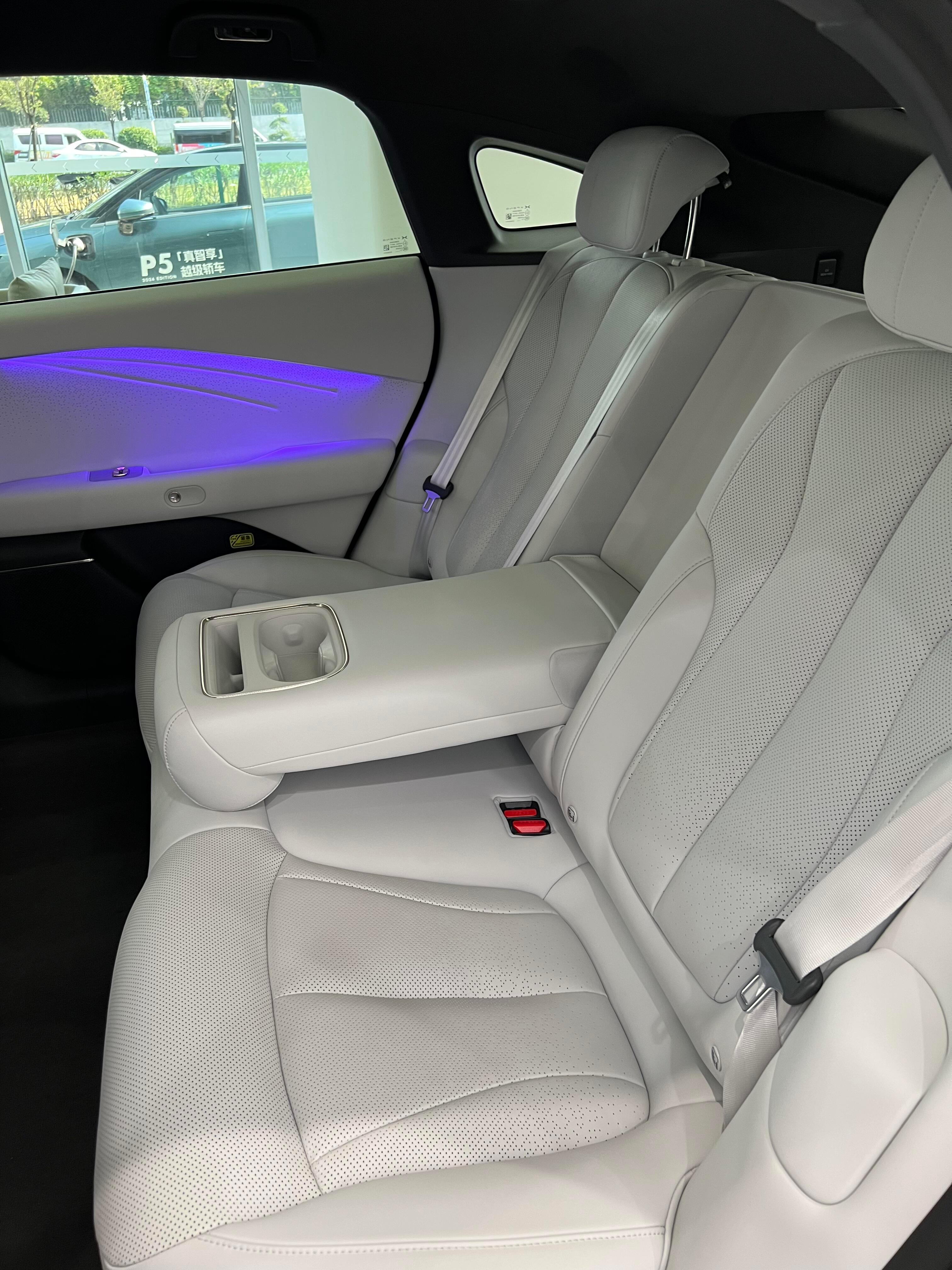 纯电续航干到725公里，标配800V平台，充电12分钟就能跑300公里，长途焦虑