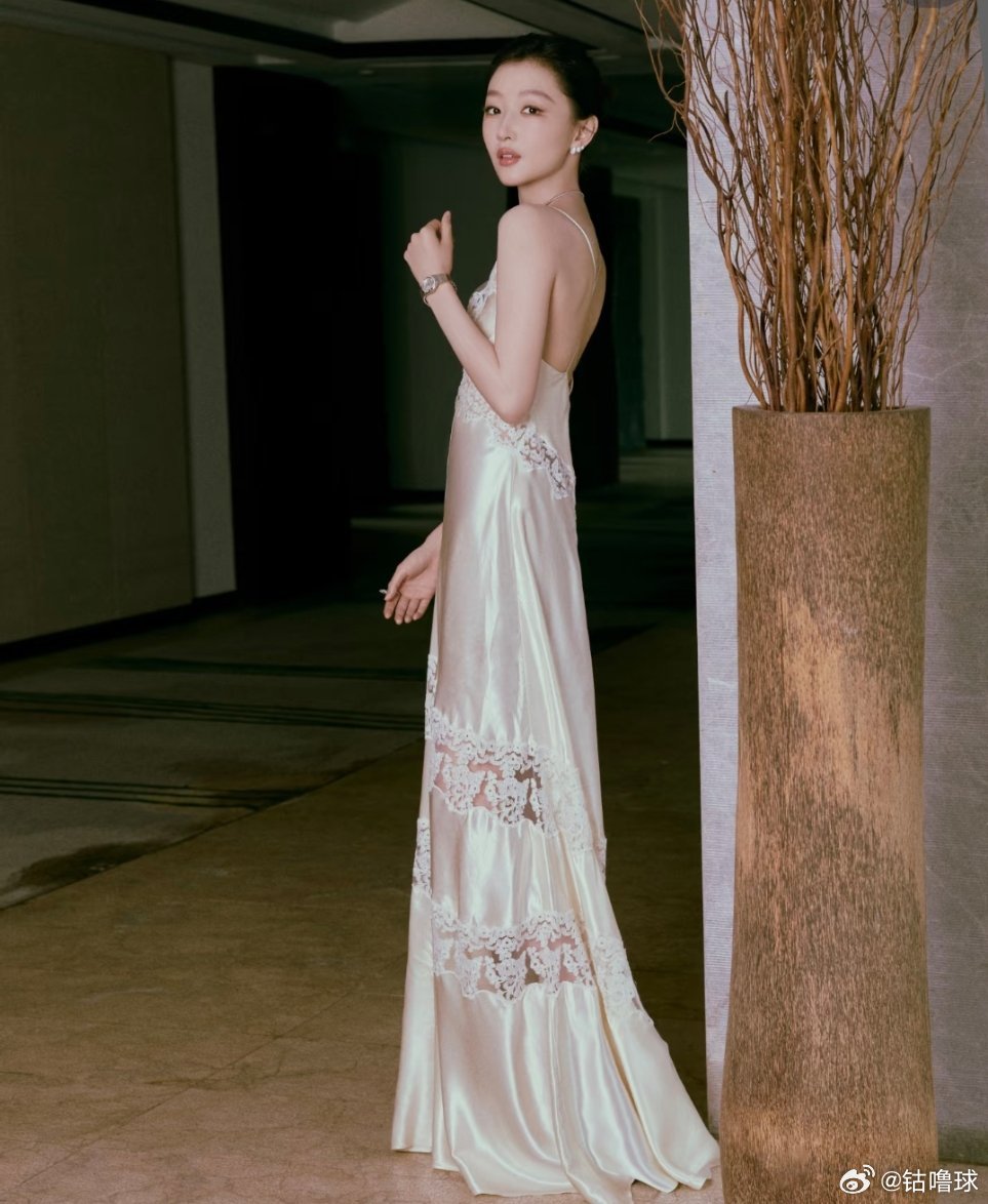 到底谁说周冬雨和刘昊然生子了呀，看看这小身板，这么瘦一点变化没有？