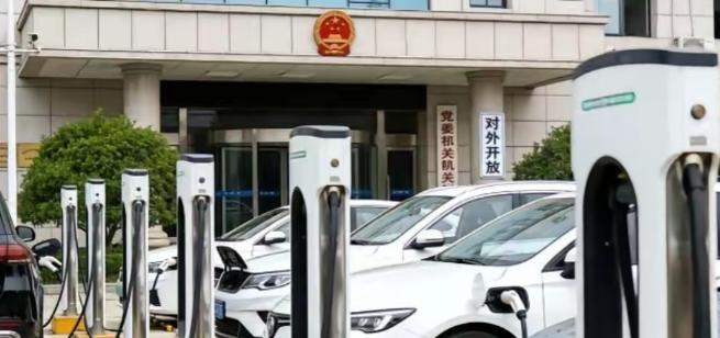 2026年3月1日，国管局一纸文件砸下来，全国党政机关、公立学校、医院的停车场，