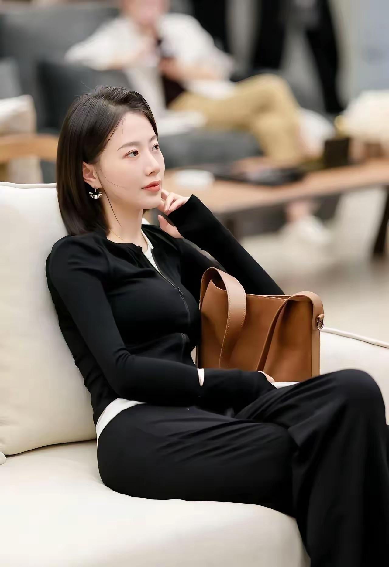 就喜欢这样的，干干净净的御姐风格