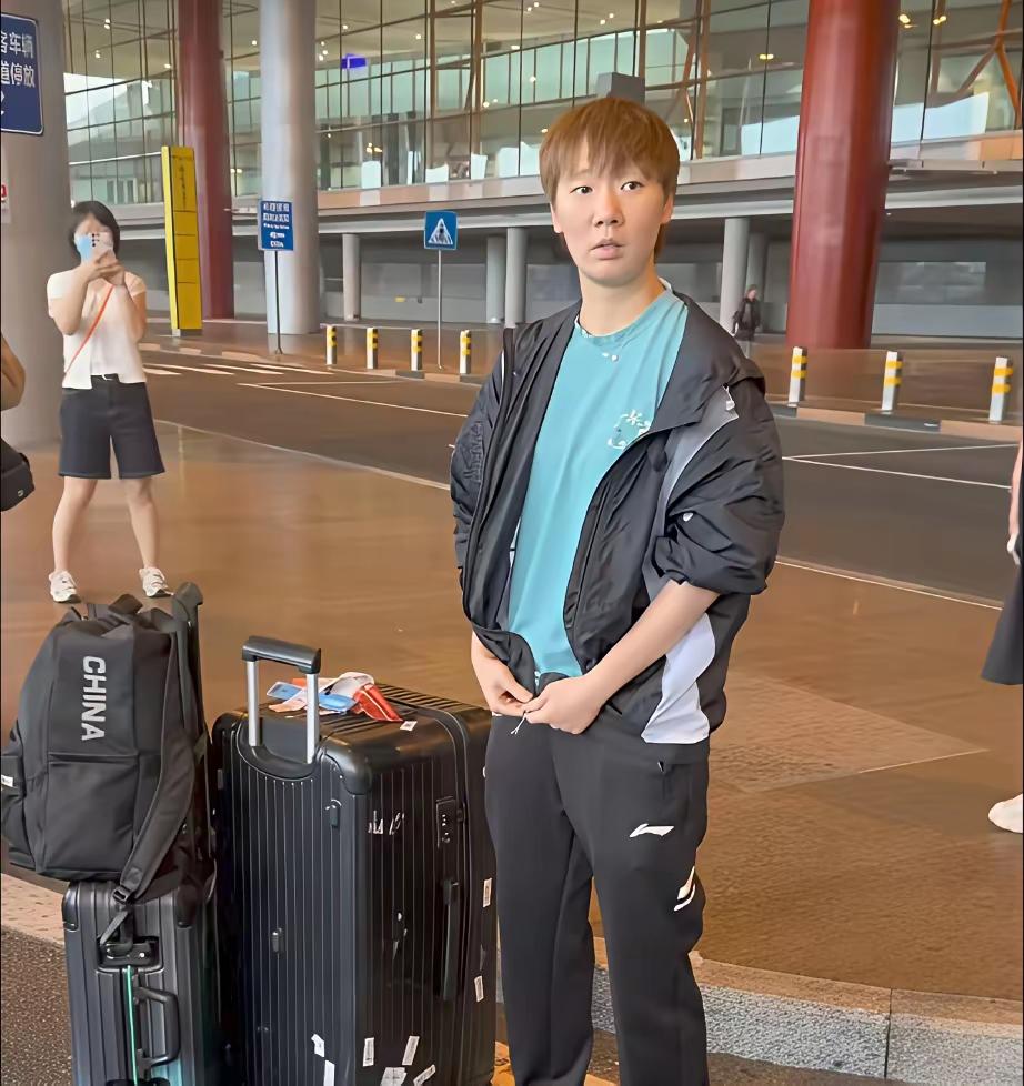 刚刚刷到这张照片，网友发文说这是曼昱在离开重庆准备返回北京时，被网友偶遇时拍到的