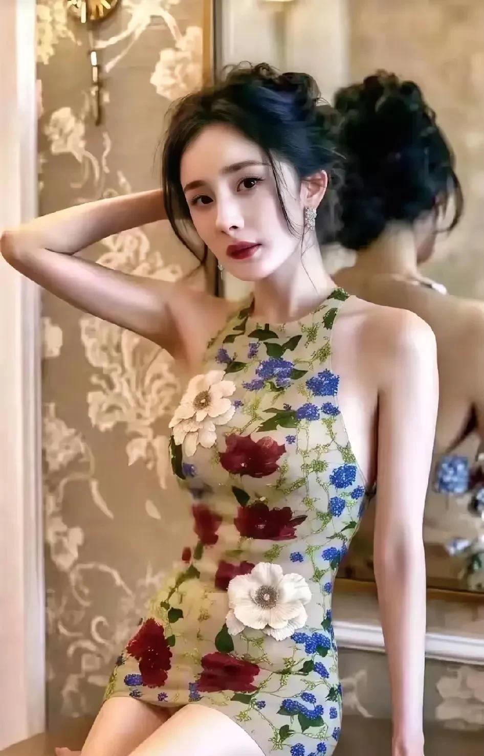 杨幂的颜值属于一眼就能get到的那种。眼睛又大又亮，笑起来有两个小梨涡特别甜，不