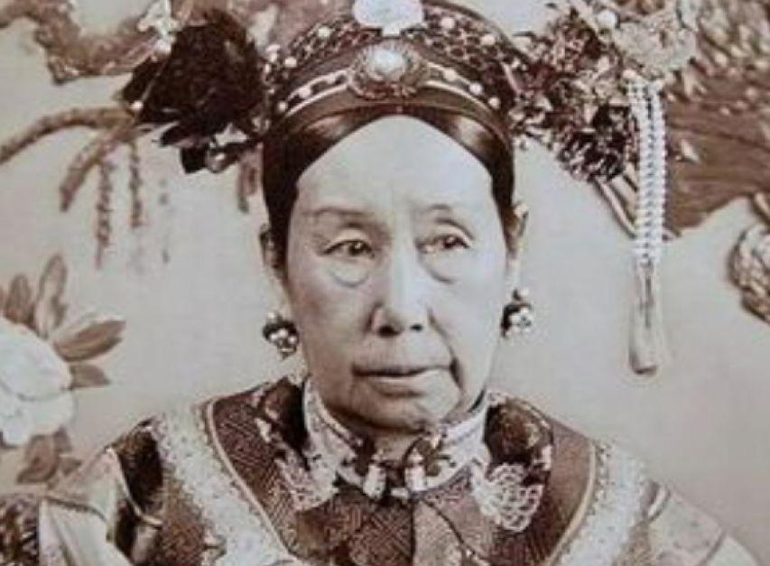 慈禧睡觉究竟有多变态，一夜之间，就能把十几个太监、宫女给累死。慈禧每晚九点睡觉，